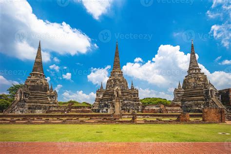  ภาพจิตรกรรมฝาผนังวัดพระศรีรัตนศาสดาราม: ความงดงามของงานศิลปะสมัยอยุธยาตอนต้น!