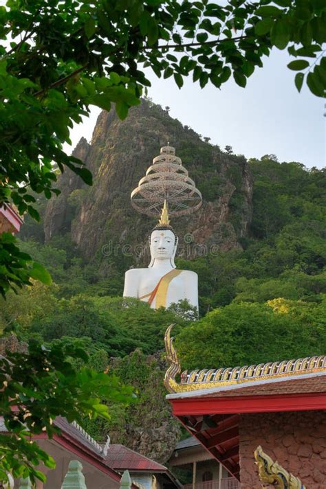 พระพุทธรูปยืนหินอ่อนลพบุรีที่งดงามอย่างเหลือเชื่อและเต็มไปด้วยความศักดิ์สิทธิ์!