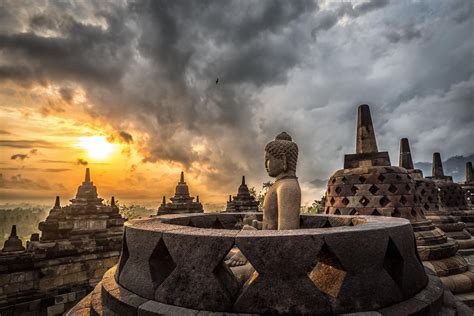 รูปสลักพระพุทธเจ้าแห่งBorobudur ศิลปะขอมที่งดงามและเต็มไปด้วยความหมายลึกลับ!