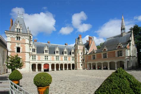 “Le Château de Blois” - การผสานระหว่าง ประติมานิยมและความเป็นจริงที่น่าหลงใหล