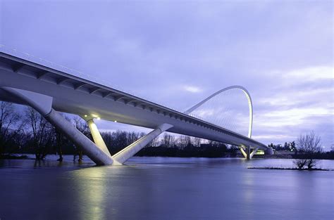 “Le Pont de l'Europe” - การผสานระหว่างความมหิมาศของสถาปัตยกรรมและความงดงามของแสง