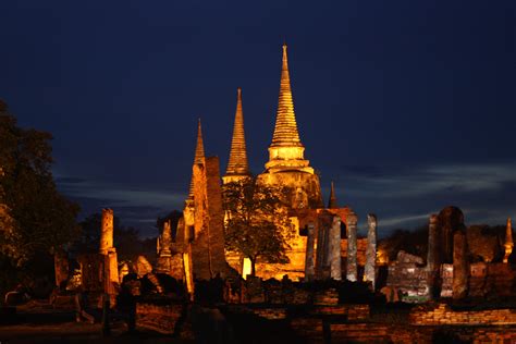 “ไหว้พระศรี” ภาพพรรณศิลป์ของความสงบและความศักดิ์สิทธิ์ในรัตติกาล!